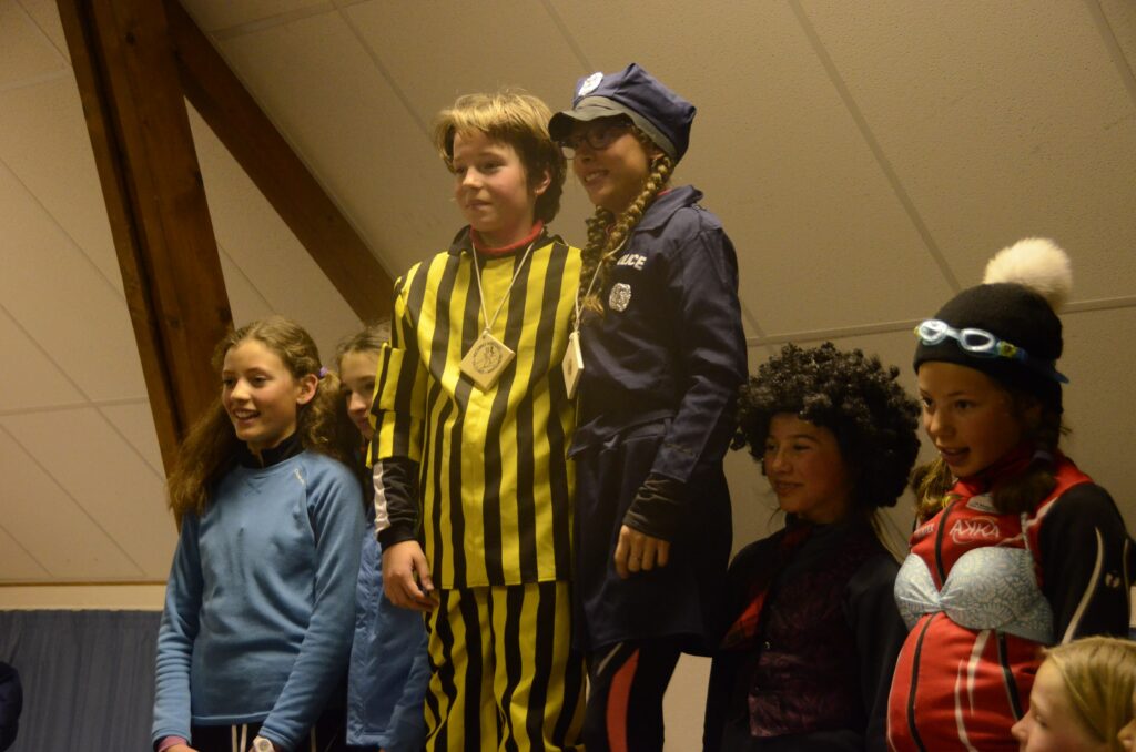 Enfants déguisés sur un podium
